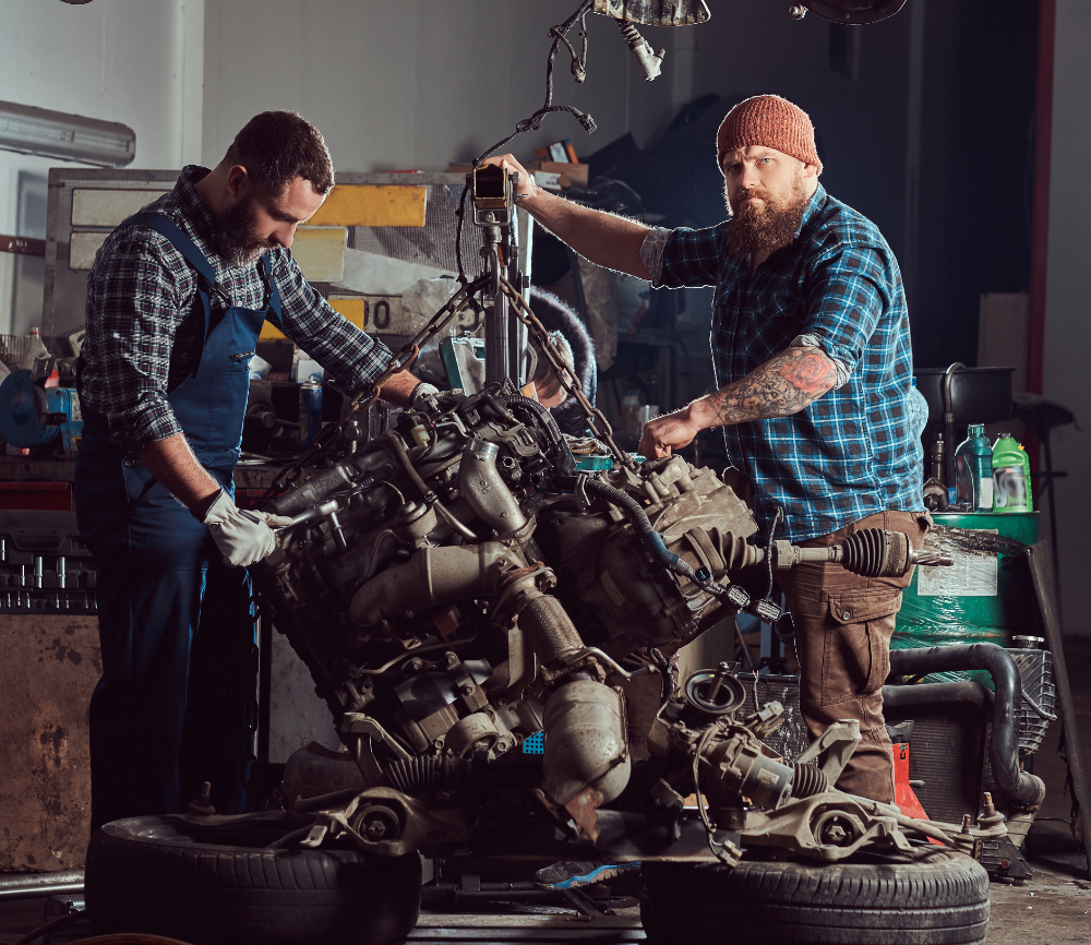 Hombres trabajando con partes automotrices. mecánica automotor
